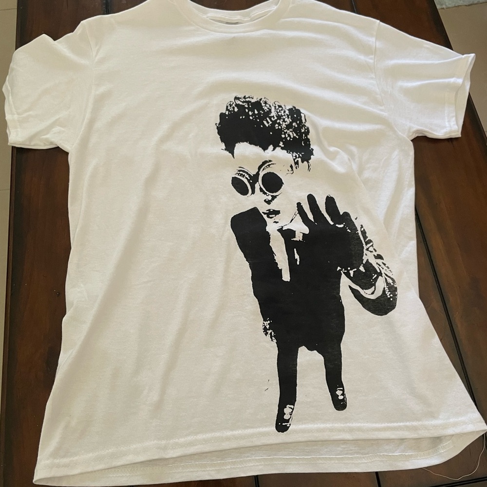Uvsailles White Graphic Tee